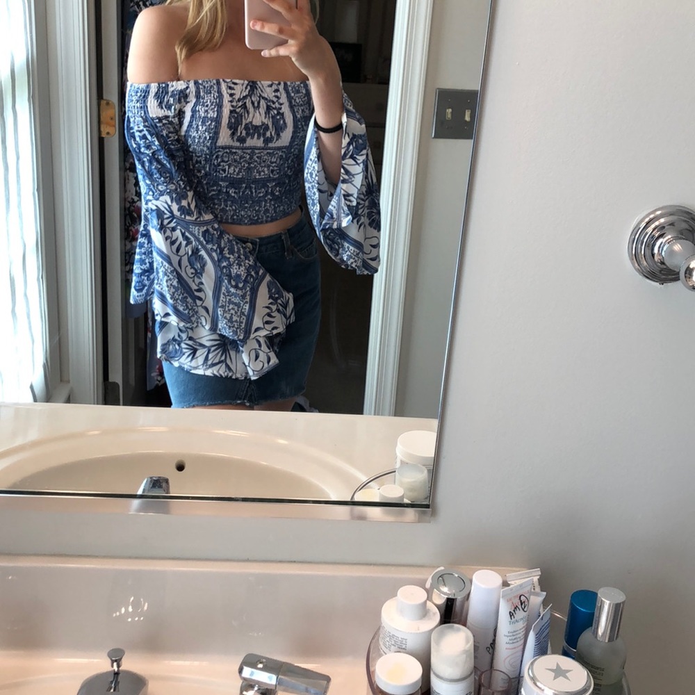 LF flowy of the shoulder top